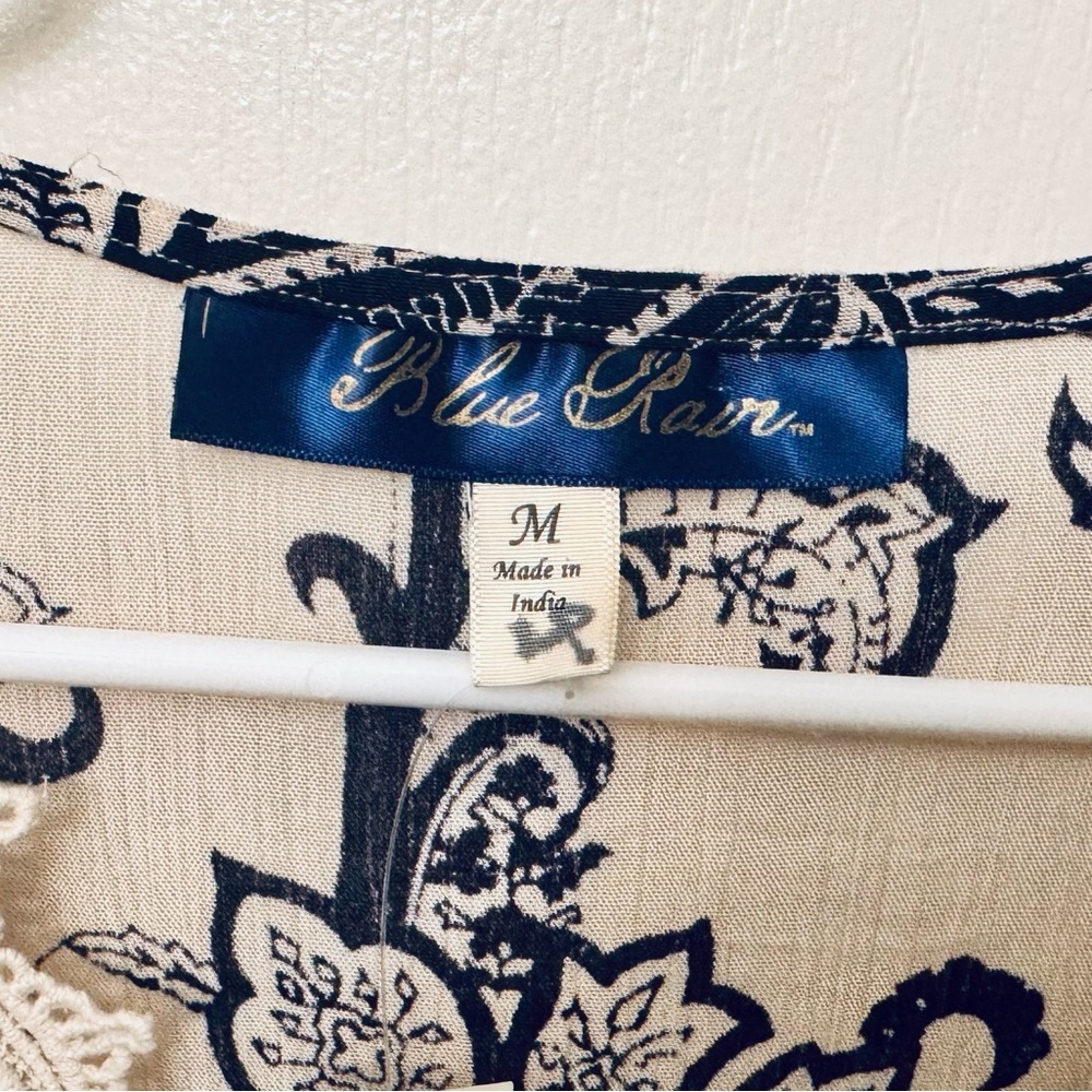 Francesca's Collections Blue Beige v-neck Evie Paisley Lace Blouse NWT - size M - Picture 4 of 10